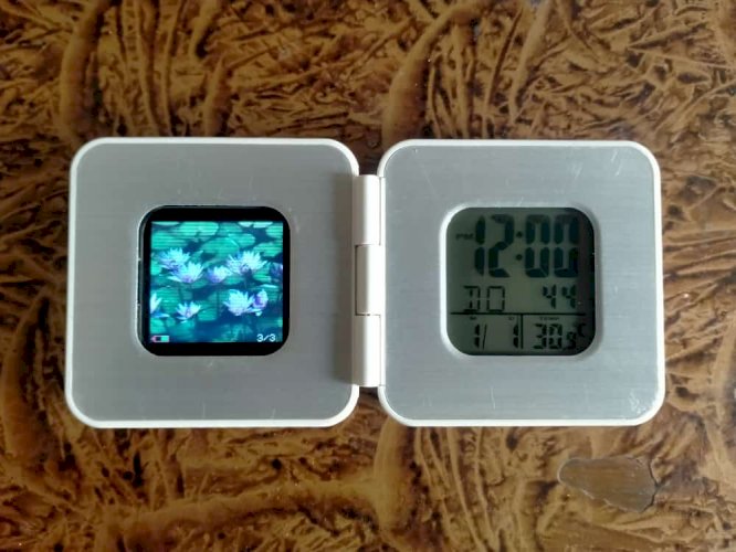 Digital Photo Frame with Clock