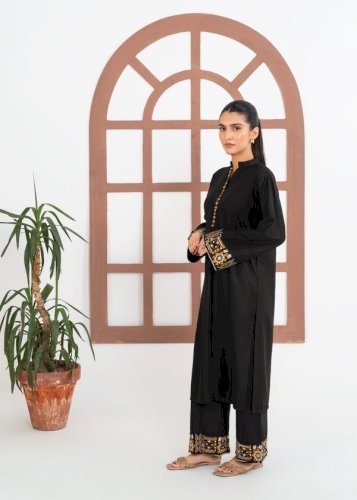 Koh-e-Noor 2PCS – Black Embroidered Linen Kurta Set