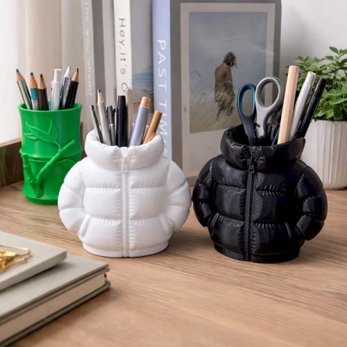 Cute Jacket Shaped Pen Holder – 3D Creative Desktop Stationery Organizer & Desk Decoration