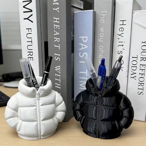 Cute Jacket Shaped Pen Holder – 3D Creative Desktop Stationery Organizer & Desk Decoration
